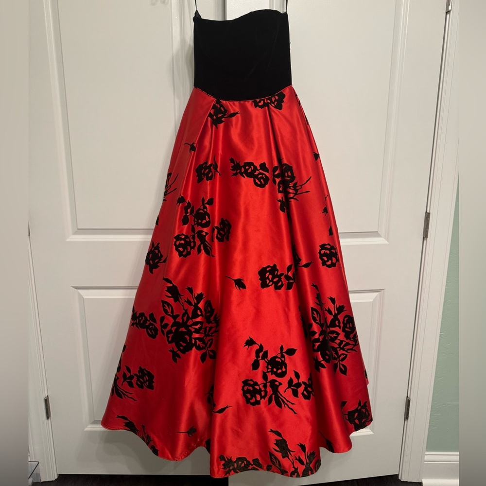 SHERRI HILL 51685 BLACK AND RED FLORAL BALLGOWN SIZE 4 - Picture 2 of 12